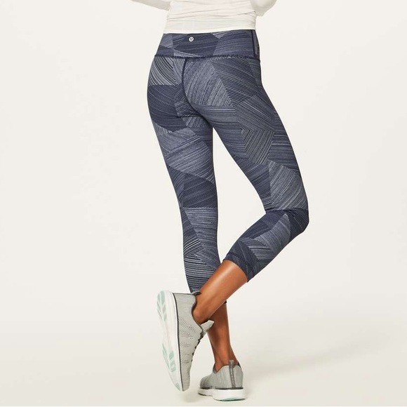 Lululemon Wunder Under Crop Hi-Rise Full-On Luxtreme 21" Sz 6 - Picture 2 of 6